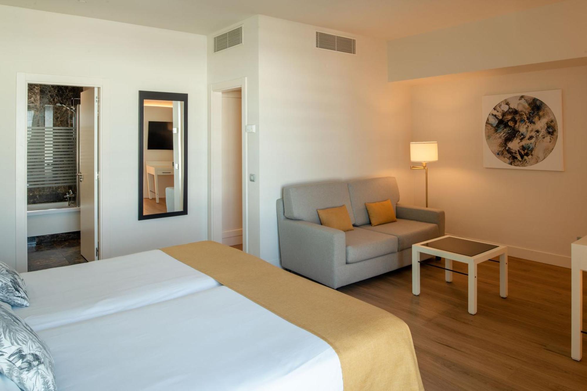 Arrecife Gran Hotel & Spa Экстерьер фото A room at the hotel