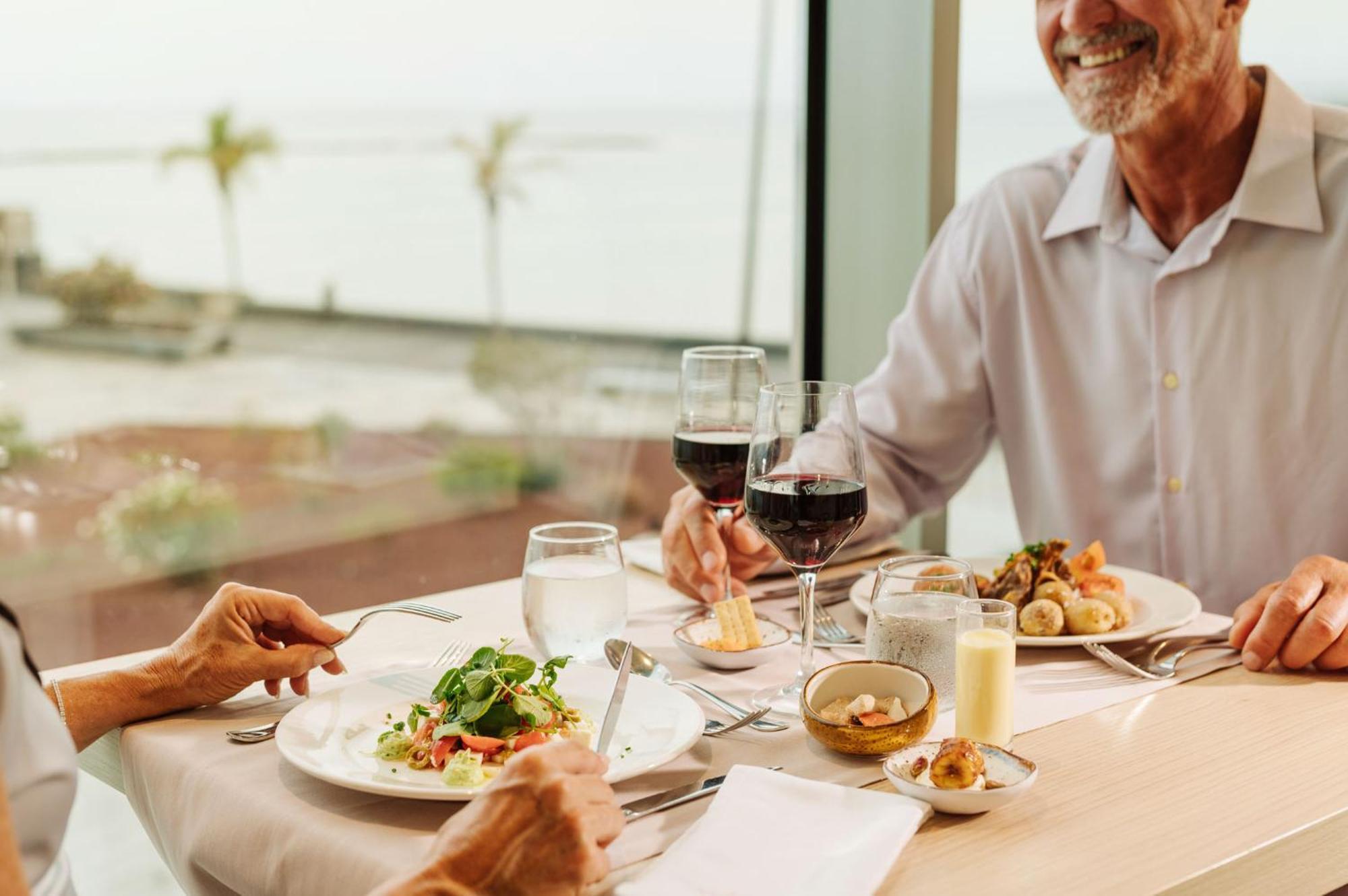 Arrecife Gran Hotel & Spa Экстерьер фото A man dining